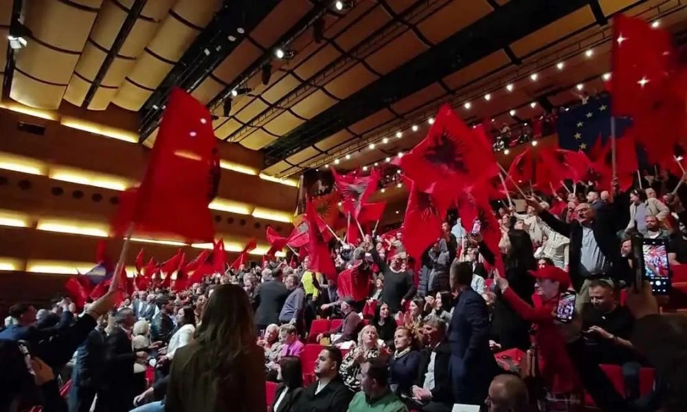 Έντι Ράμα: Θερμή υποδοχή του στην Αθήνα – «Θάλασσα» από αλβανικές σημαίες